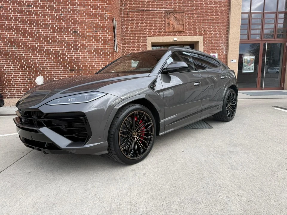Lamborghini Urus SE rental